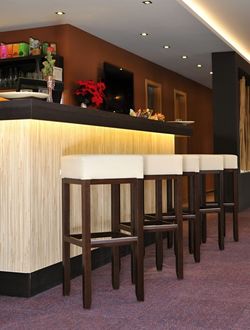 Barhocker-Gastronomiequalitaet-guenstig-Kunstleder-beige-ALBERTO-XL_2