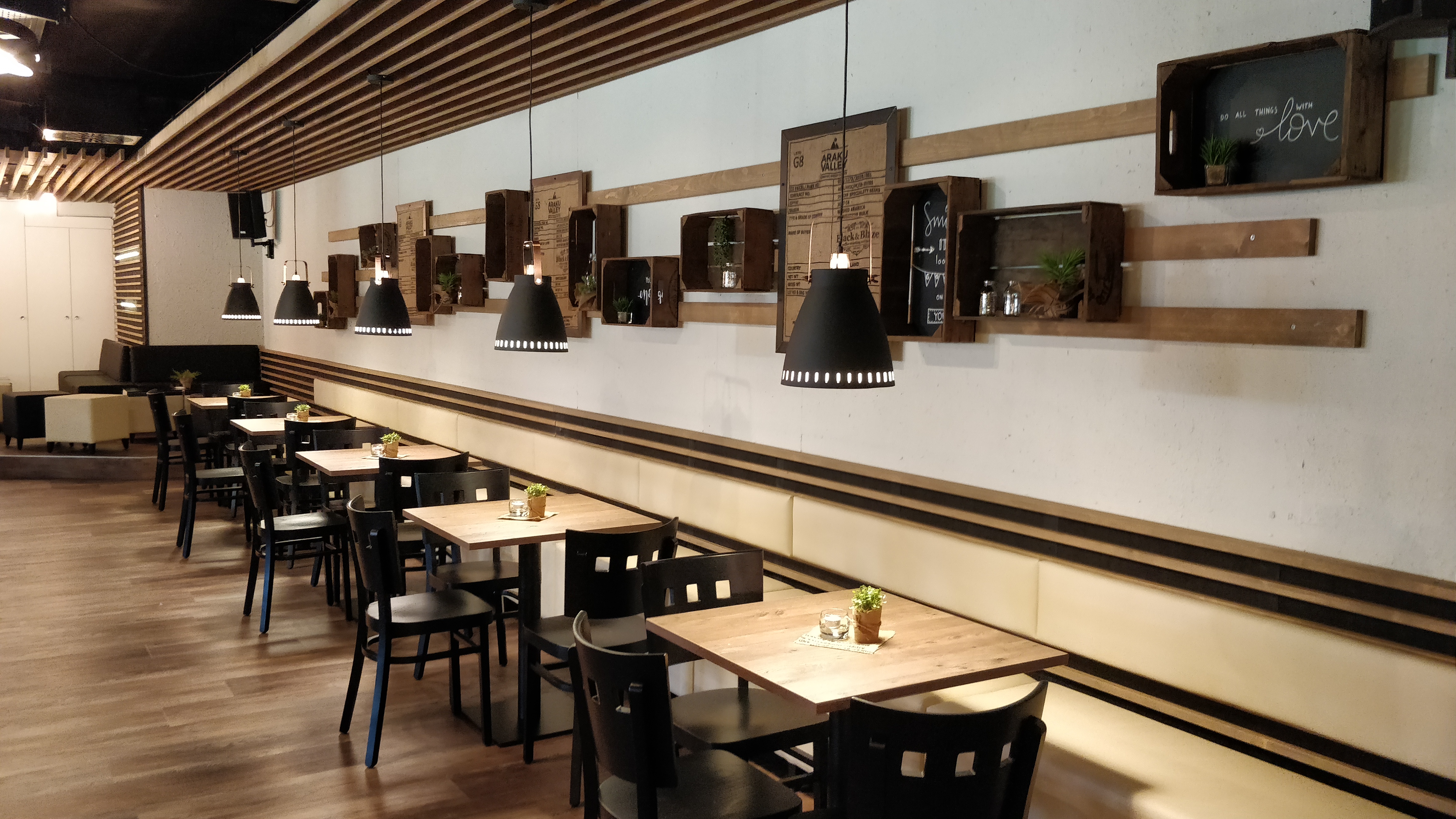 Holzstuehlle-LINETTA-3G-Bistrotische-SALENTO-Eventhall-AGR44QSawwZ0mEW
