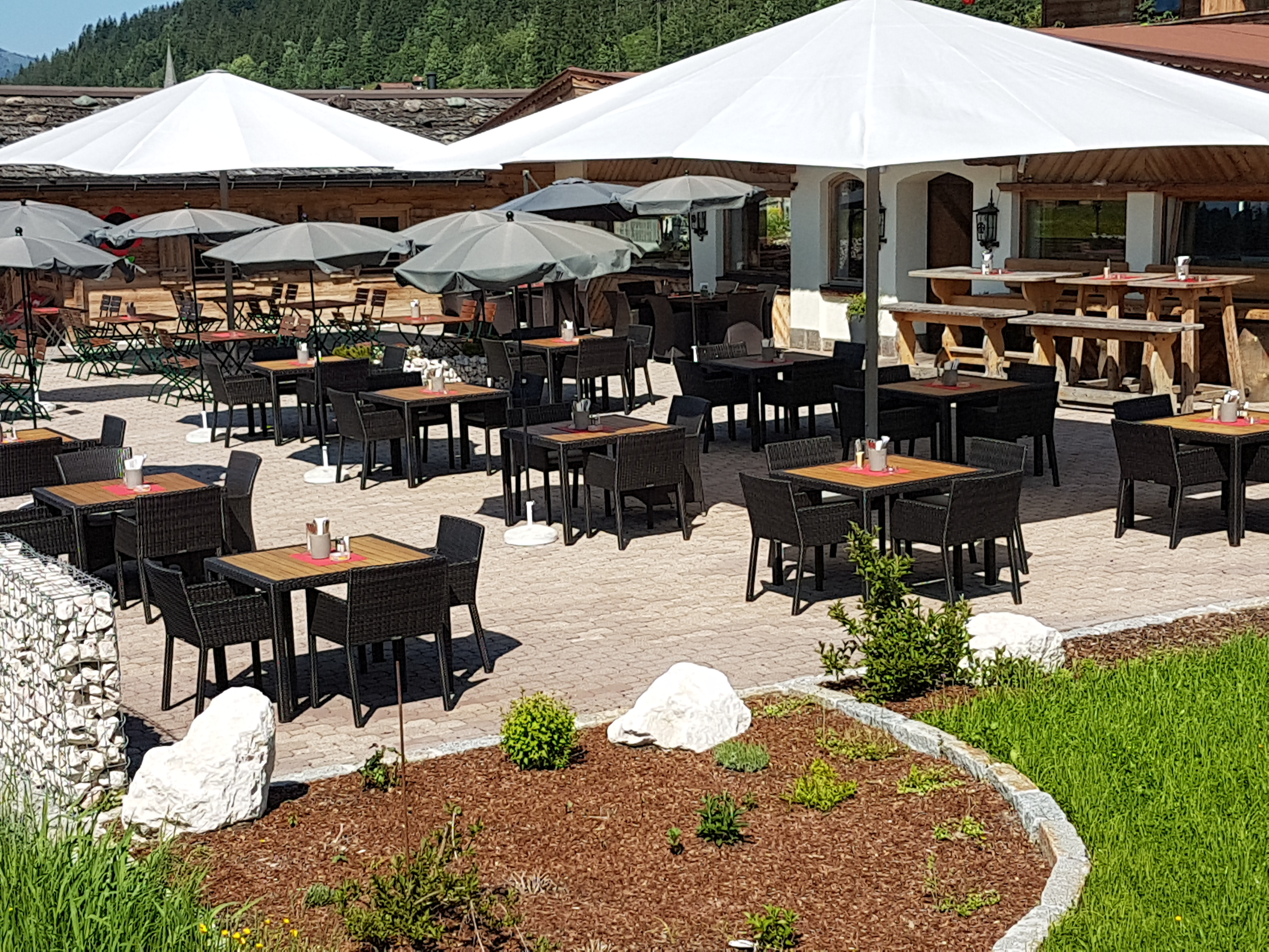 Terrassentisch_ALORA_Gastronomiemoebel_pemora