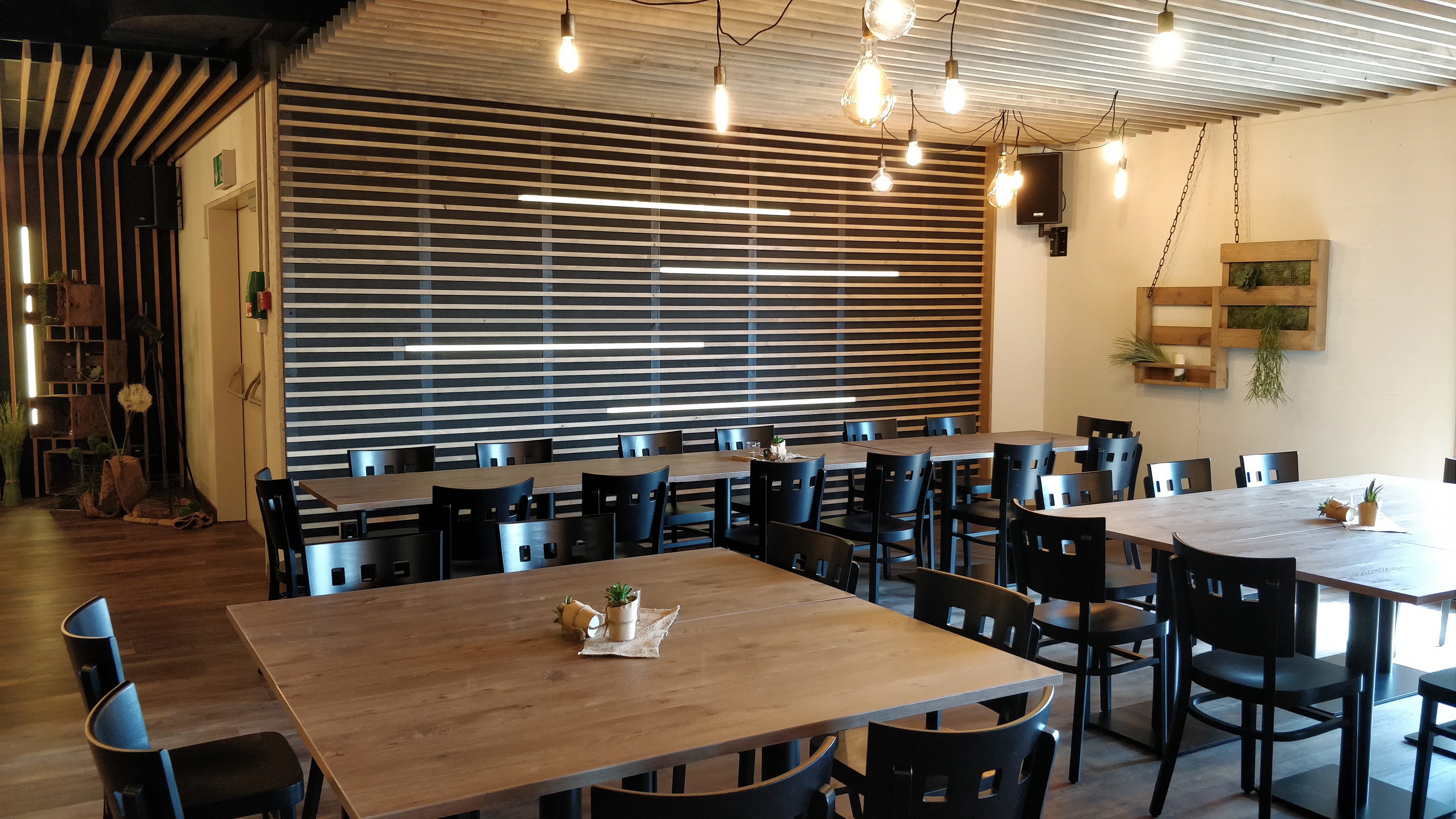 Tische-SALENTO-DUO-Bistrostuehle-LINETTA-3G-eventhall-AG