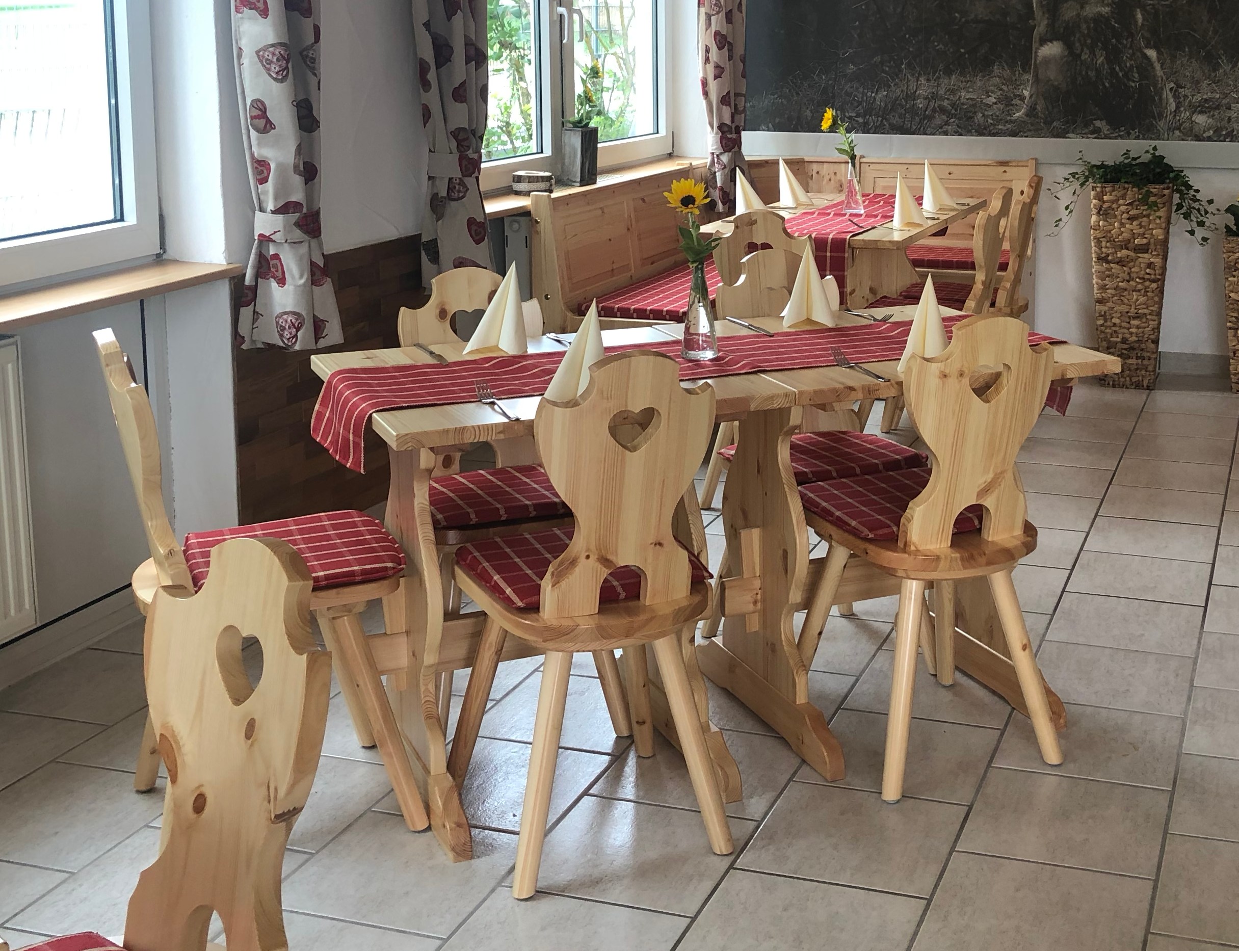 holzstuehle-mit-herz-kiefer-holzstische-elsa