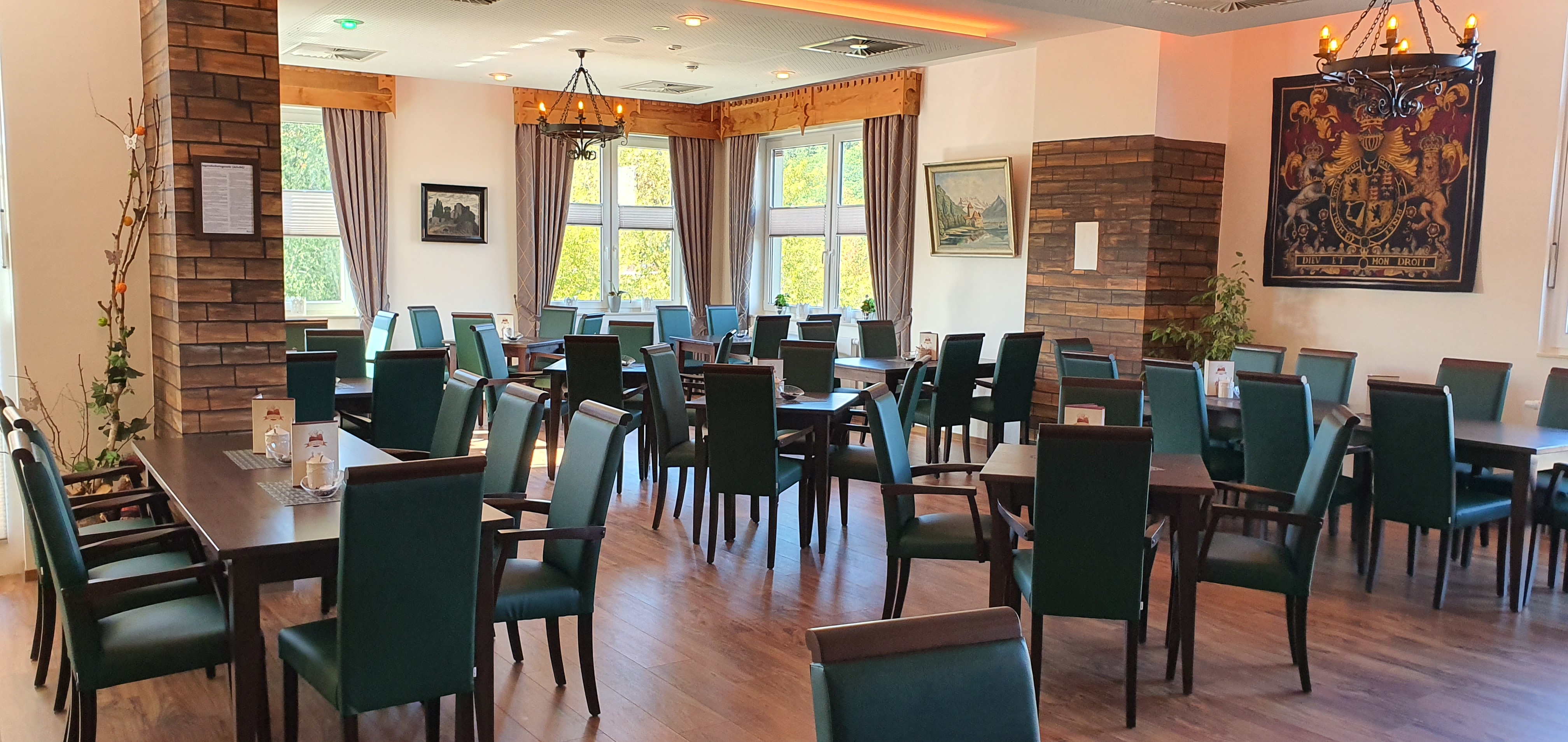 restauranttische-restaurantstuehle-linda