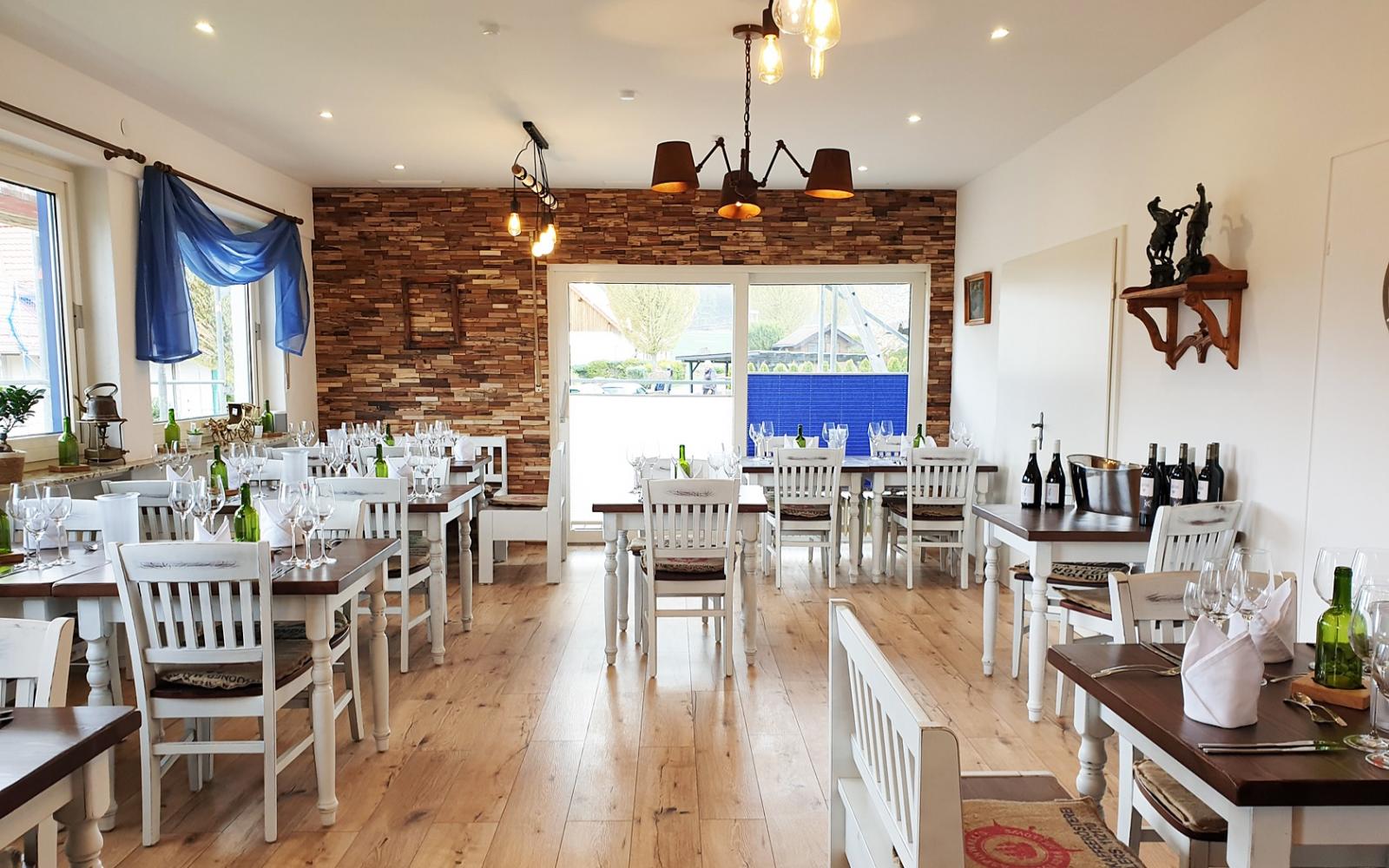 restauranttische-vintage-look-franca-pfa-restaurantstuehle-ben-vLunKTHhcFUp1y